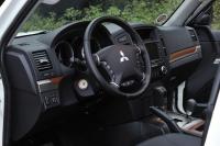 Interieur_Mitsubishi-Pajero-2013_14