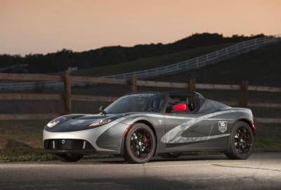 Une tesla roadster aux couleurs de tag heuer 