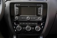 Interieur_Volkswagen-Jetta-2014_17