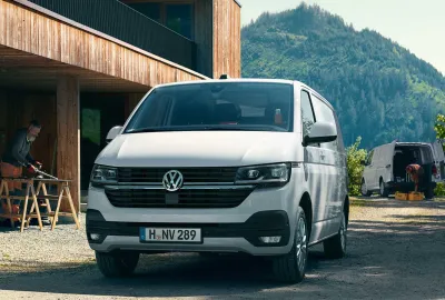 Image principale de l'actu: Volkswagen Transporter : pourquoi choisir ce fourgon/utilitaire qui a su se réinventer ?