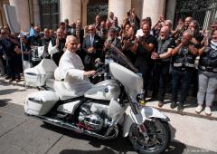 Une BMW R 18 Transcontinental bénie par le Pape… et bientôt aux enchères