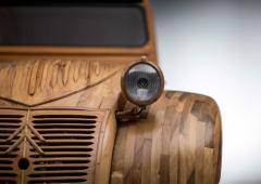 Cette citroen 2cv est en bois 