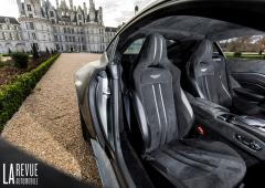 Interieur_aston-martin-v8-vantage-2018-vs-bmw-m850i-xdrive_6