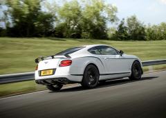 Une bentley continental gt a deux roues motrices dans les tuyaux 