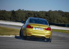 Une bmw m4 s amuse au drift sur un porte avion 