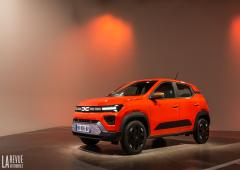 Exterieur_nouvelle-dacia-spring-annee-2024-les-photos-en-studio-et-les-infos_2
                                                        width=