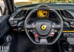 Interieur_ferrari-488-pista-spider-essai_3