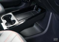 Interieur_ford-mustang-mach-e-au-quotidien-aspects-pratiques-et-consommation_8