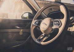 Interieur_jaguar-f-pace-p400e-l-essai-de-la-version-hybride-rechargeable_4