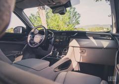 Interieur_jaguar-f-pace-p400e-l-essai-de-la-version-hybride-rechargeable_5