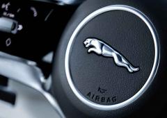 Interieur_jaguar-f-pace-svr-millesime-2021_2