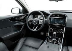 Interieur_jaguar-xe-d180_1