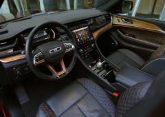 Interieur_jeep-grand-cherokee-4xe-le-suv-americain-est-de-en-propre_0