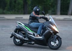 Essai du scooter kawasaki j 300 pari reussi pour kawa 