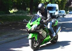 Essai du kawasaki zzr 1400 performance sport le porte avions de l asphalte 