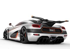 La koenigsegg one 1 s exerce sur la piste de suzuka 