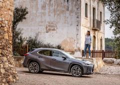 Exterieur_lexus-ux-hybrid_2
                                                        width=