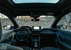 Interieur_peugeot-2008-puretech-155_4
                                                        width=