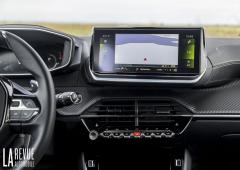 Interieur_peugeot-208-puretech-130-eat8-essai_10