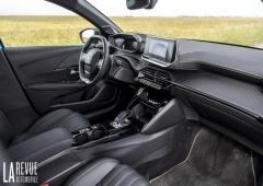 Interieur_peugeot-208-puretech-130-eat8-essai_11