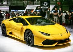 La lamborghini huracan demarre sur les chapeaux de roue 