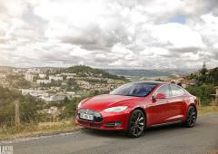 Tesla model s une mise a jour avec la fonction autopilot 