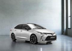 Exterieur_toyota-corolla-sedan-la-berline-a-egalement-droit-au-gr-sport_2