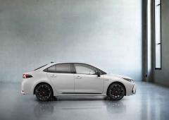 Exterieur_toyota-corolla-sedan-la-berline-a-egalement-droit-au-gr-sport_4
                                                        width=