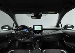 Interieur_toyota-corolla-sedan-la-berline-a-egalement-droit-au-gr-sport_0