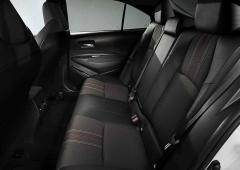 Interieur_toyota-corolla-sedan-la-berline-a-egalement-droit-au-gr-sport_1
                                                        width=