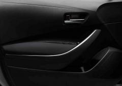 Interieur_toyota-corolla-sedan-la-berline-a-egalement-droit-au-gr-sport_2