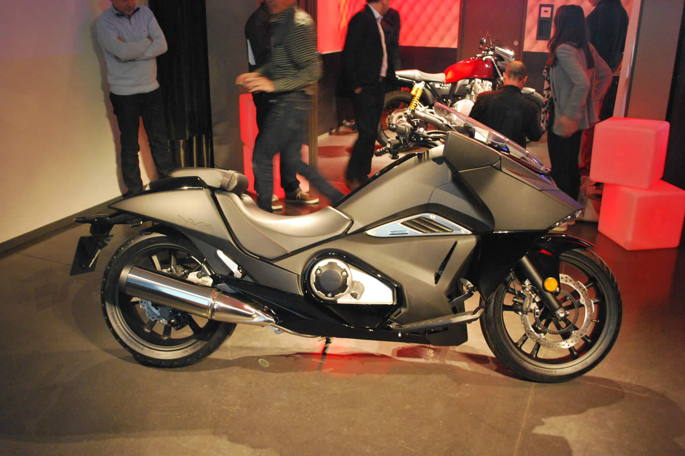 Presentation officielle du scooter honda nm4 vultus