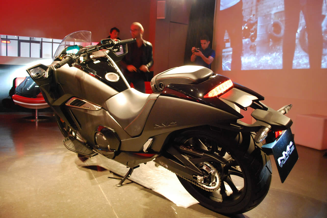 Presentation officielle du scooter honda nm4 vultus 