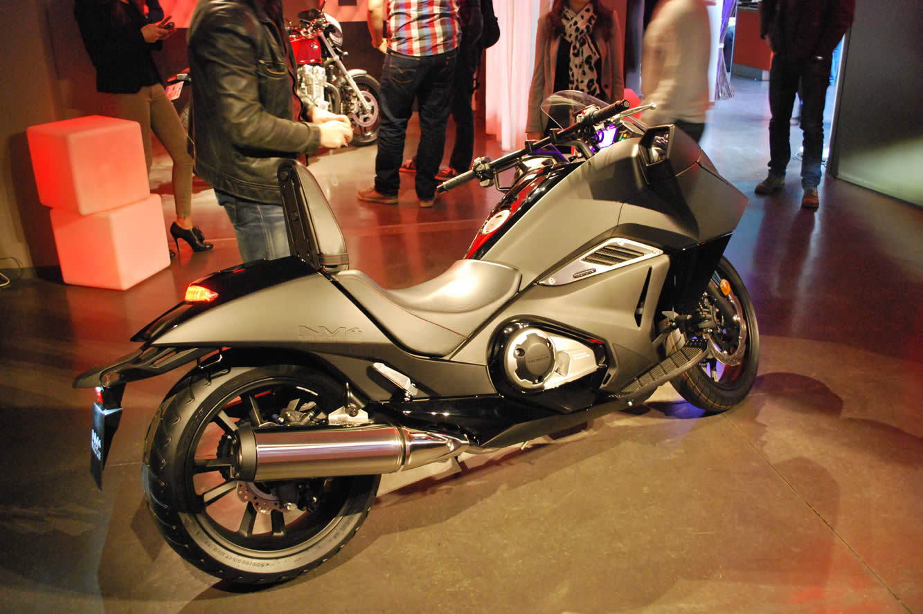 Presentation officielle du scooter honda nm4 vultus 