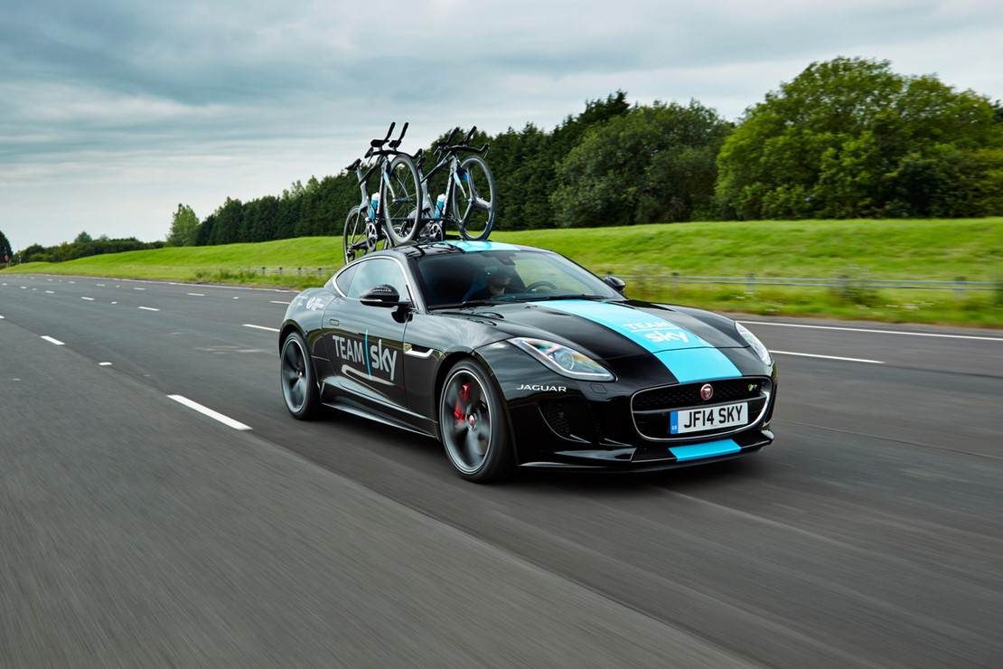 Image principale de l'actu: Jaguar la f type porte velos du team sky sur le tour de france 