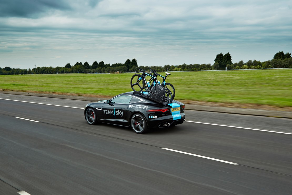 Jaguar la f type porte velos du team sky sur le tour de france 