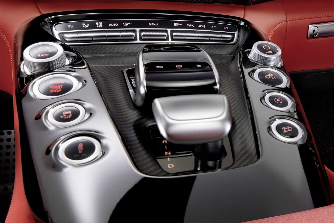 Mercedes devoile l interieur de sa future amg gt 