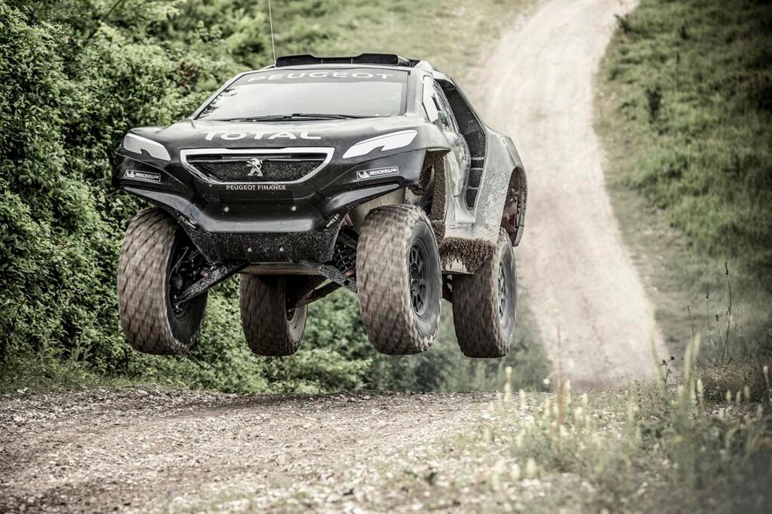 Le peugeot 2008 dkr dote d un v6 diesel de 340 chevaux 