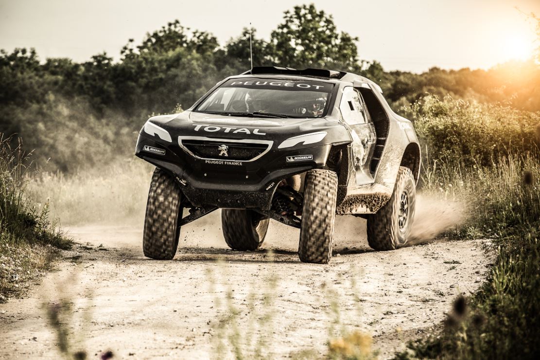 Le peugeot 2008 dkr dote d un v6 diesel de 340 chevaux 