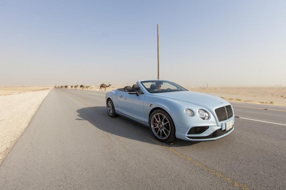 Image principale de l'actu: La bentley continental gtc v8 s en promenade dans le desert 