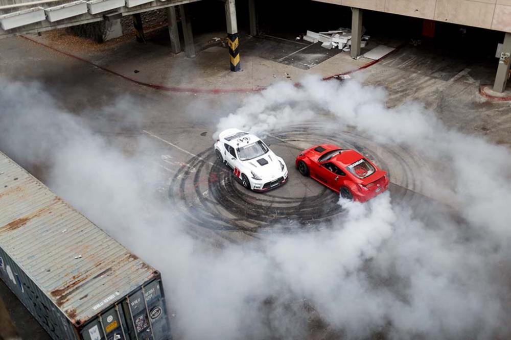 Image principale de l'actu: Black friday deux nissan 370z dans un centre commercial abandonne 