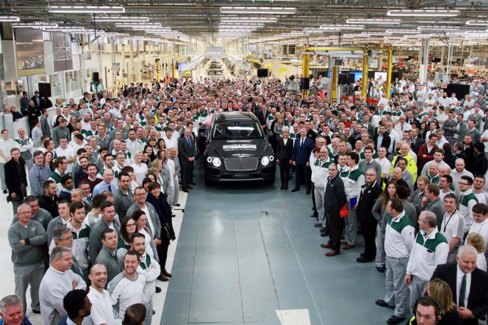 Image principale de l'actu: Le premier bentley bentayga sort de crewe 