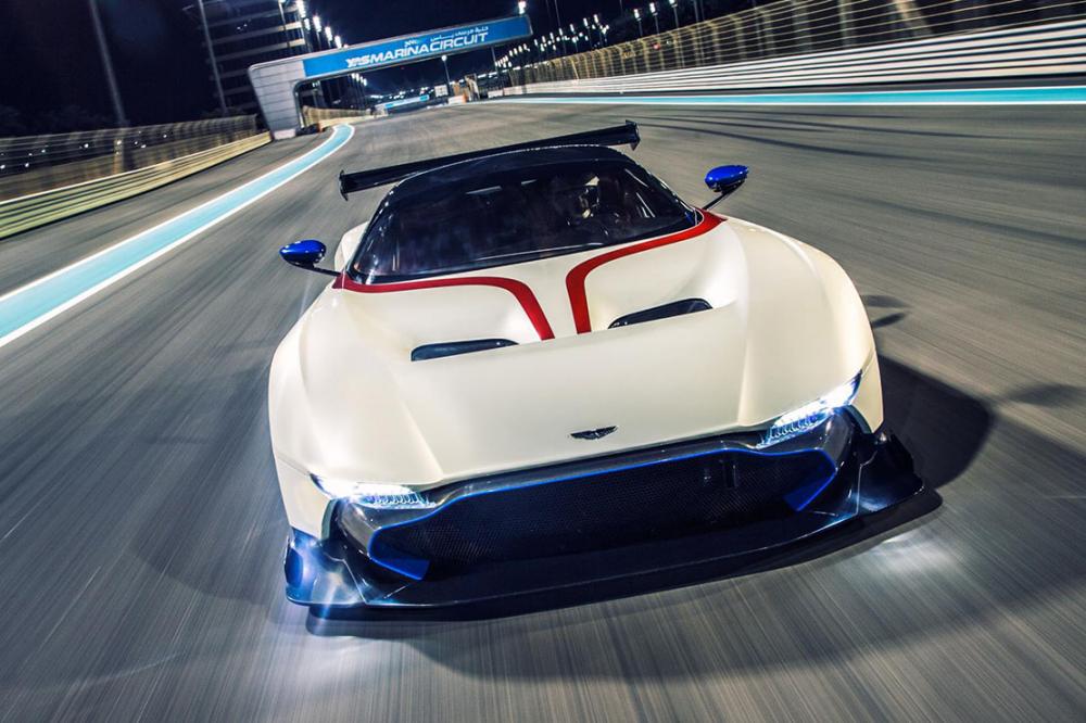 Image principale de l'actu: L aston martin vulcan s exprime sur la piste de yas marina 