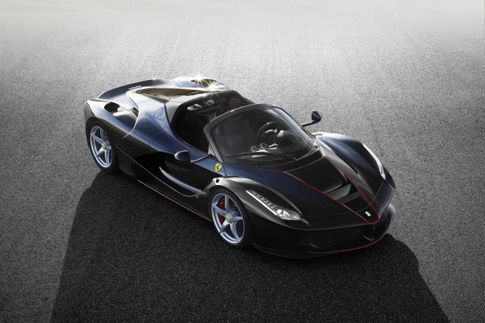 Image principale de l'actu: La ferrari laferrari aperta montre le bout de son capot 