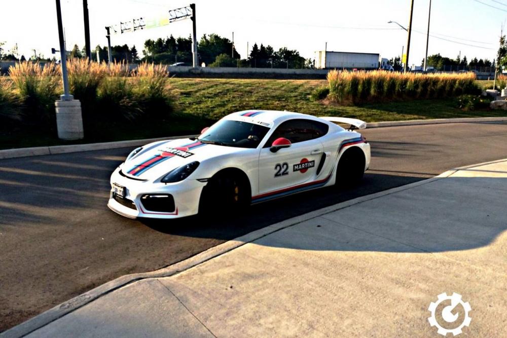 Image principale de l'actu: Porsche cayman gt4 martini racing devoir de memoire 