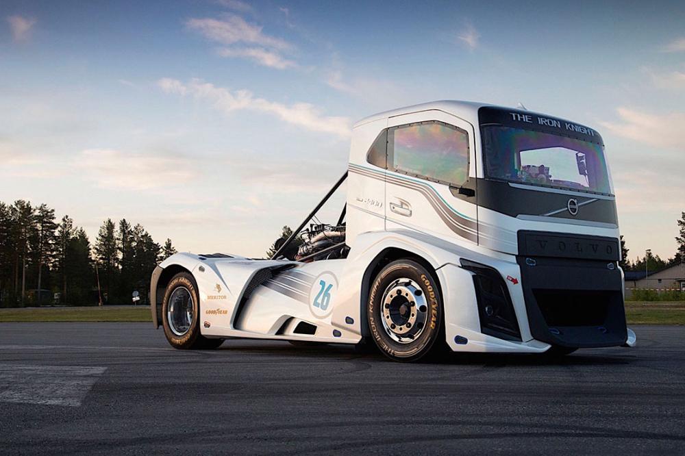 Image principale de l'actu: Volvo decroche deux records du monde de vitesse en camion 