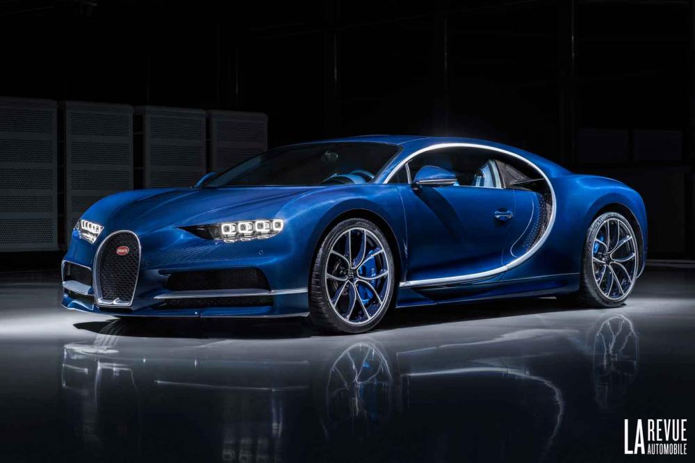 Image principale de l'actu: Bugatti chiron en carbone apparent bleu royal 