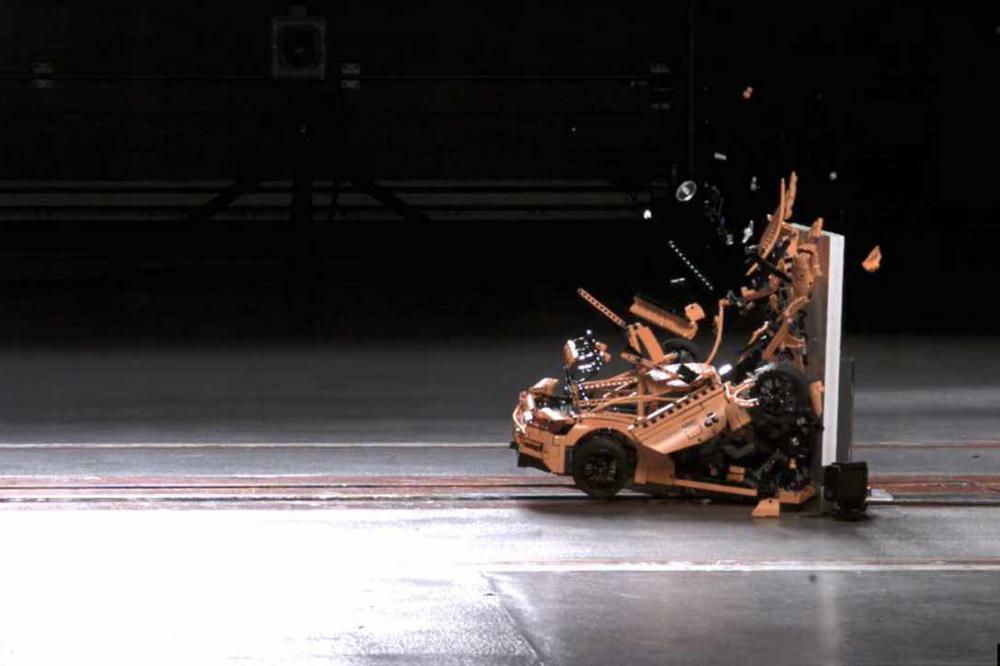 Image principale de l'actu: Le crash test de la porsche 911 gt3 rs de lego un feu d artifice de briques 