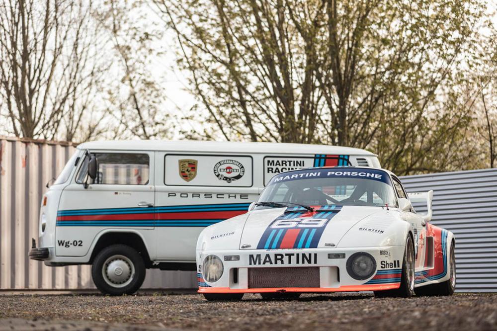 Image principale de l'actu: Une porsche 934 5 et un vw combi t2 proposes aux encheres 