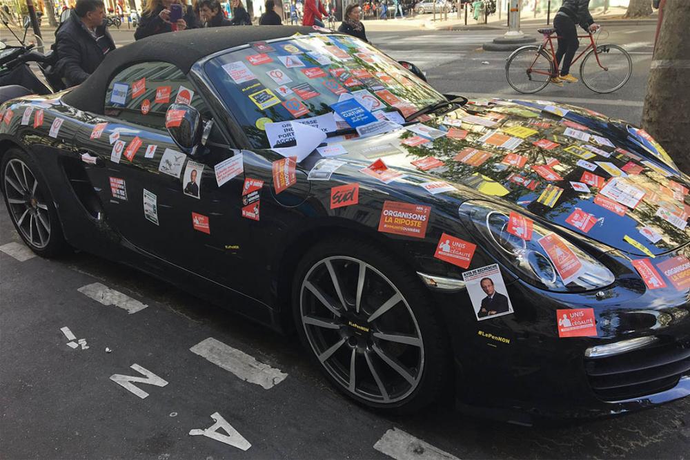 Image principale de l'actu: Une porsche boxster se retrouve saccagee par des manifestants a paris 